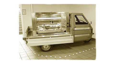Dreirädriges Auto mit Grillaufbau Dreirädriges Auto mit Grillaufbau