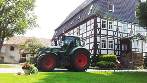 Traktor vor Bauernhaus Traktor vor Bauernhaus