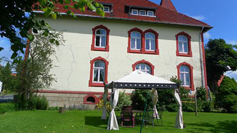 Landhaus mit Garten und Pavillon Landhaus mit Garten und Pavillon
