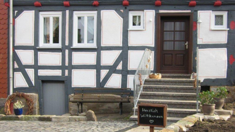Eingangsbereich Haus mit Willkommensschild Eingangsbereich Haus mit Willkommensschild