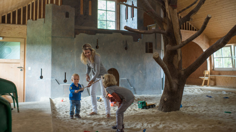 Mutter und Kinder in Spielscheune