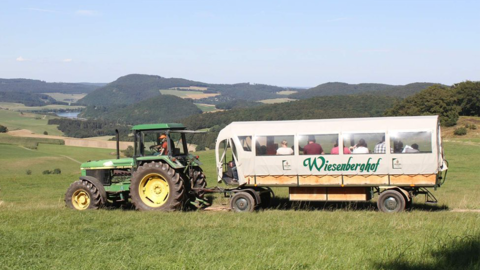 Traktor mit Planwagen Traktor mit Planwagen
