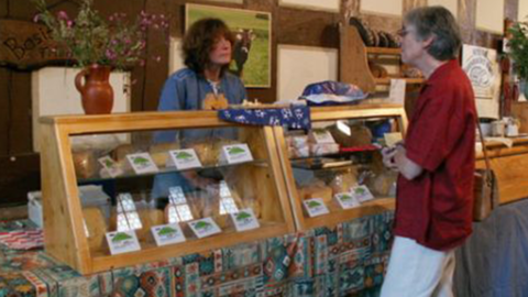 Kundengespräch an Verkaufstheke