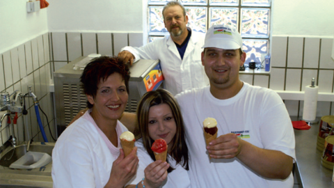 Menschen mit Eis in der Hand Menschen mit Eis in der Hand