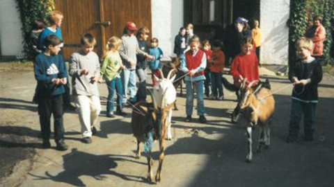 Kindergruppe mit Ziegen Kindergruppe mit Ziegen