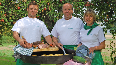 Drei Personen mit Lebensmitteln