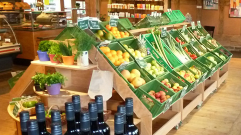 Hofladen mit Gemüseauslage