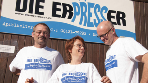 Drei Personen mit Firmenshirt Drei Personen mit Firmenshirt