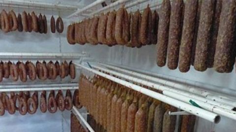 Wurstwaren im Kühlraum