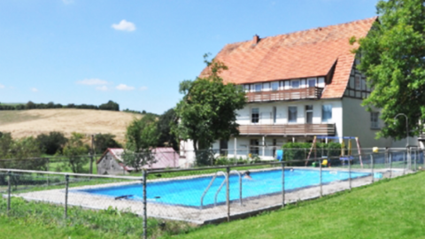 Hausansicht mit Pool Hausansicht mit Pool