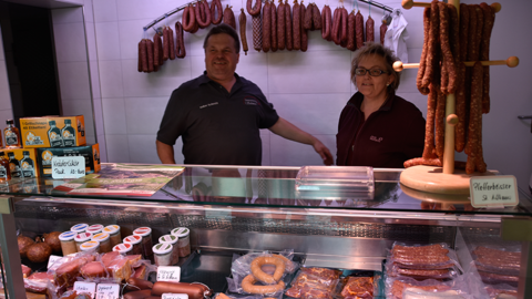 Verkaufstheke mit Auslage und Personal