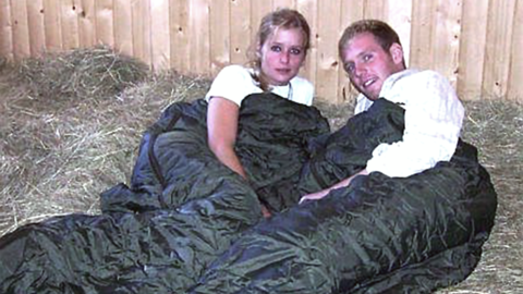 Zwei Personen mit Schlafsack im Heu Zwei Personen mit Schlafsack im Heu