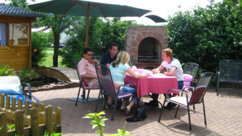 Personen um den Tisch sitzend