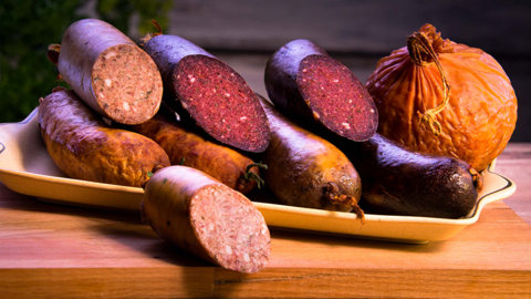 Hausmacher Wurstwaren auf einem Teller