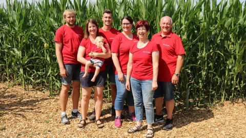 Familie Weisel im Maisfeld