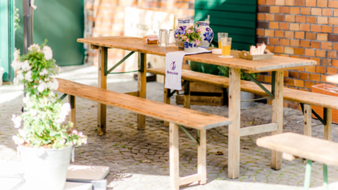 Innenhof mit Sitzbänken Marktschänke