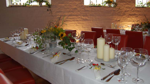 gedeckter, festlicher Tisch in der Location gedeckter, festlicher Tisch in der Location