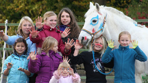 Kinder mit Pferd