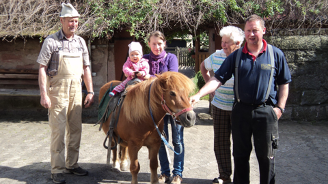 Familie mit Pony